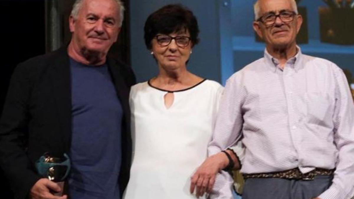 El cantante Víctor Manuel, con Mariluz y Antonio, protagonistas de la canción ‘Solo pienso en ti’.