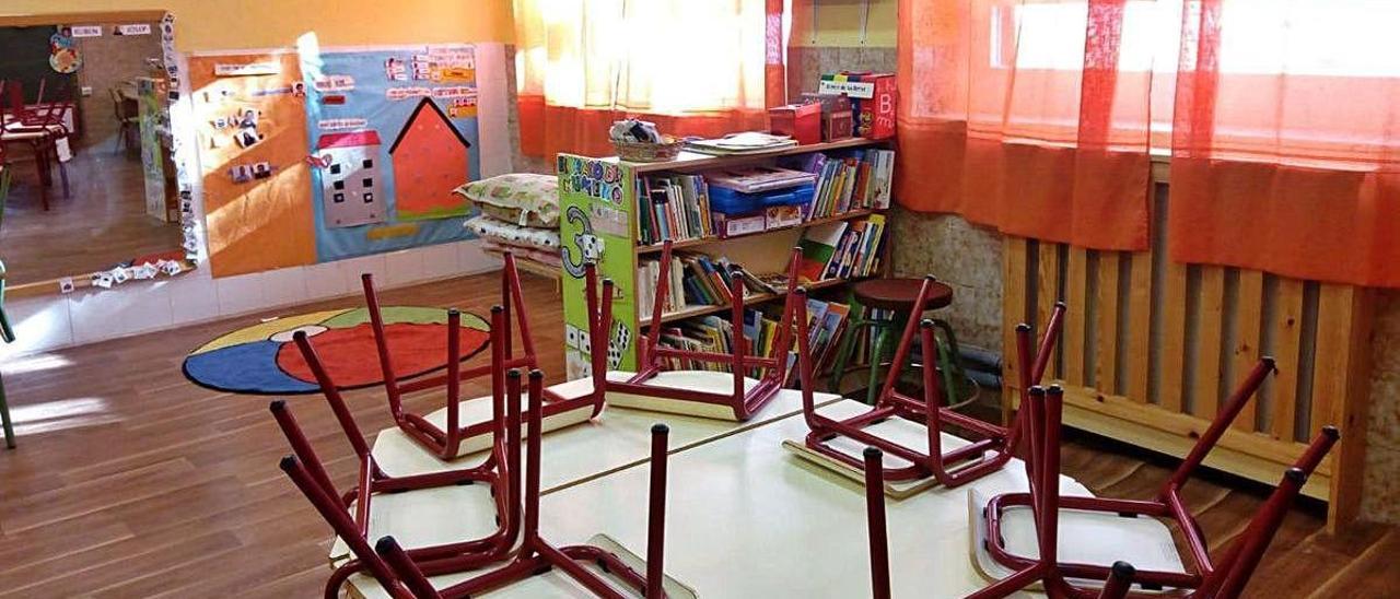 Aula vacía en el colegio de la Torre de les Maçanes, que cuenta con apenas una veintena de alumnos.