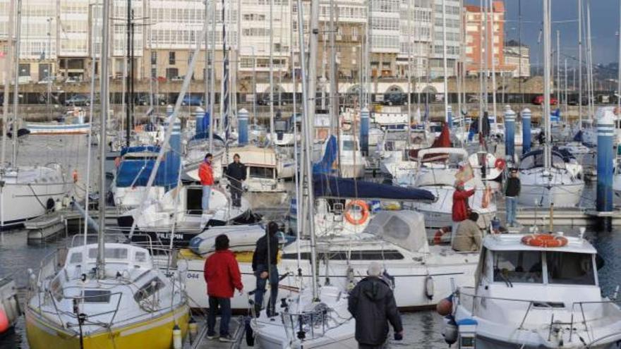 Barcos de recreo amarrados en el puerto de A Coruña. / carlos pardellas