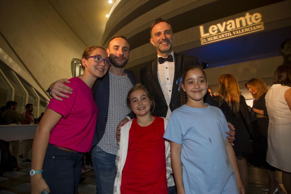 El presentador de la gala, José Montesinos y el director de la gala, Manuel Maestro, con varios niños del coro UTEM que participaron en la ceremonia.