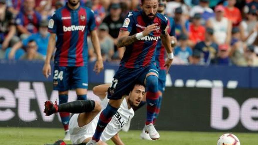 José Luis Morales supera a Dani Parejo durante el último derbi en el Ciutat.