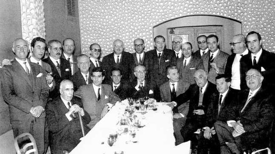 Fotografía de Jaime Álvarez-Buylla de una comida en los años sesenta en Casa Malani, en la Rúa, en un homenaje a Plácido Álvarez-Buylla, que aparece en el centro de la imagen.