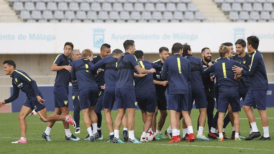 Los jugadores del Málaga CF bromean durante un ejercicio en el entrenamiento de ayer, previo al partido de hoy contra el Numancia.