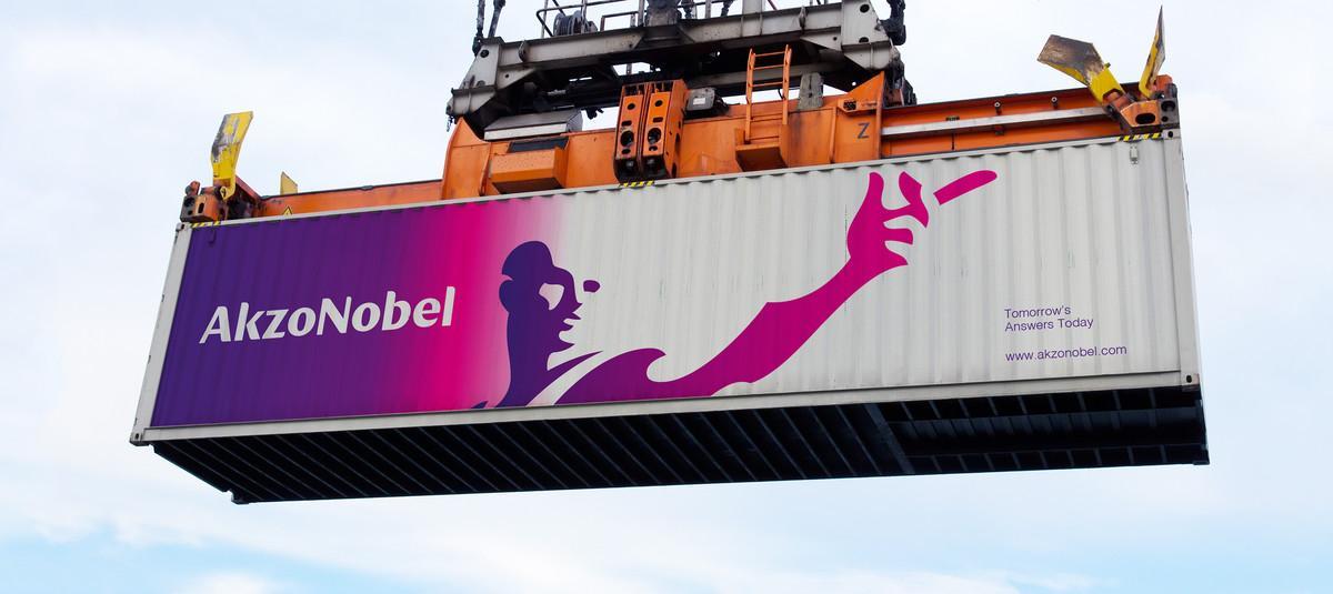 Un contenedor de Akzo Nobel.