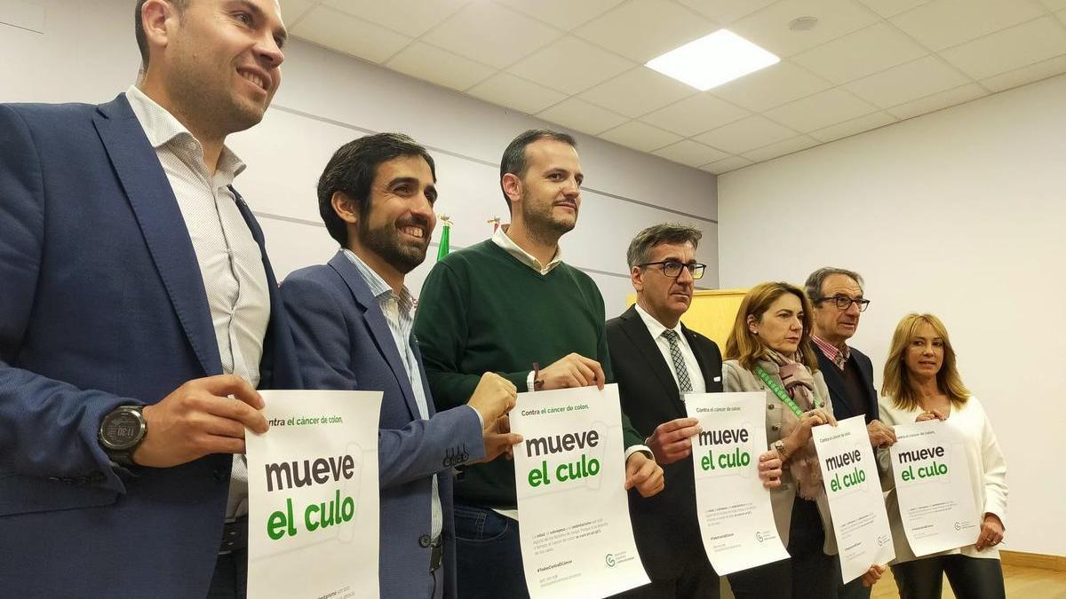 Miembros de la AECC de Plasencia, con Lucero y el concejal, instan a 'mover el culo' frente al cáncer de colon.