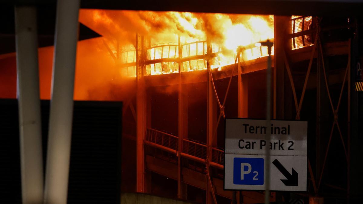 El incendio declarado en el aeropuerto de Luton.