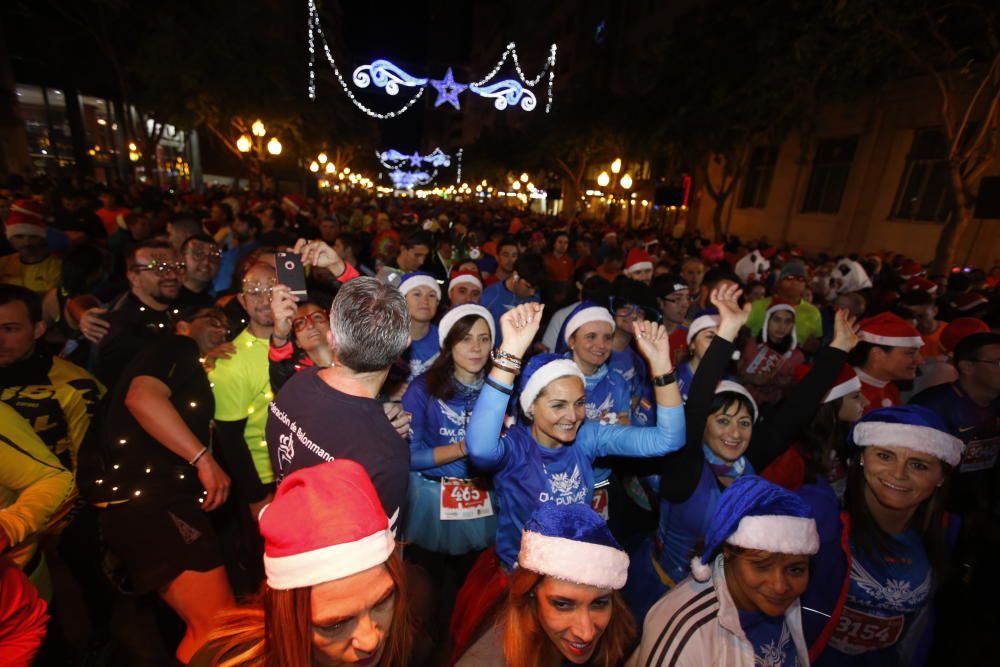 Una San Silvestre lúdica y solidaria recorre Alicante.