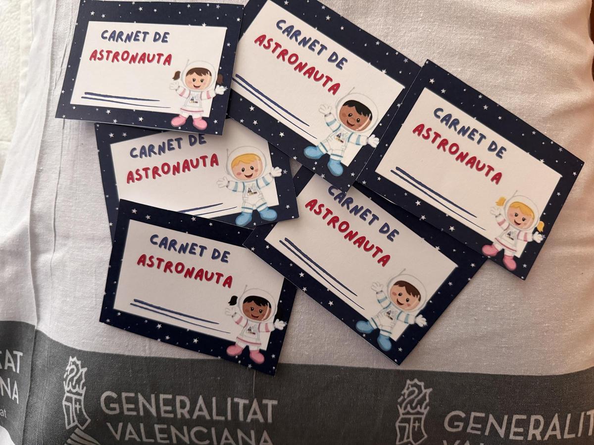 Carnets que se regalan a los niños que son sometidos a resonancias en el Hospital General de Elche