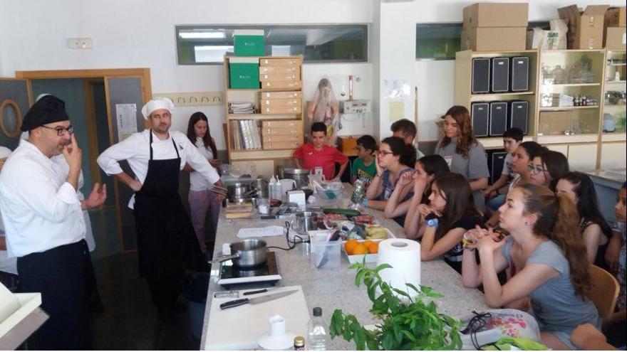 Los participantes en la experiencia culinaria en el IES Cotes Baixes