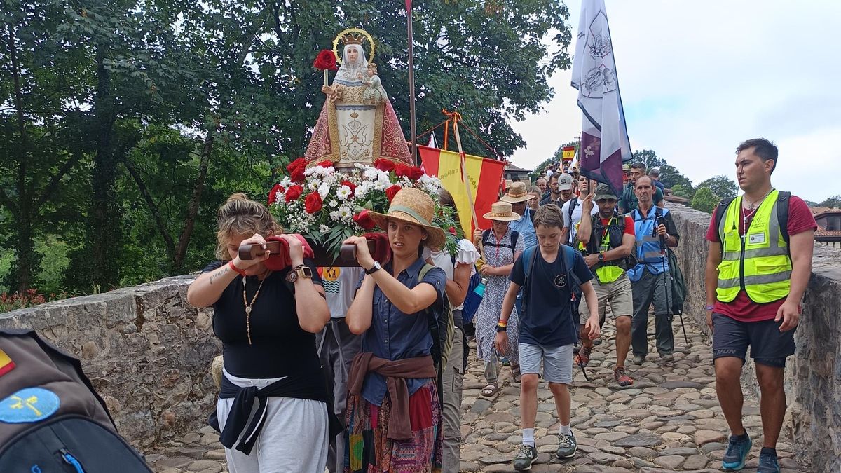 En imágenes: La procesión al Santuario de Covadonga que atraviesa Cangas de Onís