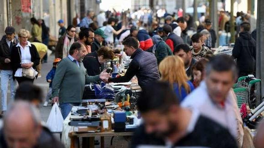 El mercadillo se llena de gente cada domingo. // Gustavo Santos