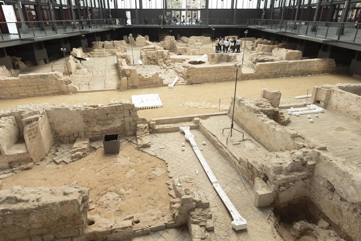 'Meridiano de Madrid: sueño y mentira de Franco', instalación de Pep Agut de 2021 realizado para el Palacio de Cristal del Retiro y el Reina Sofía, cuyas columnas de yeso blanco ha recolocado entre los restos de la Barcelona del 1700 que pueden verse habitualmente en el Born.