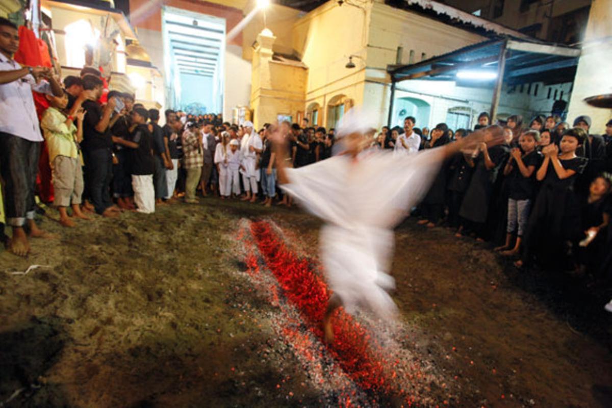 Un musulmà xiïta camina sobre foc en una cerimònia a Yangon (Myanmar).