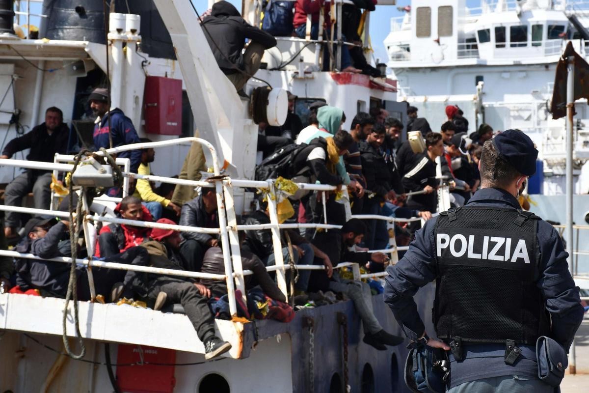 Un grupo de migrantes rescatados en el Mediterráneo llega al puerto de Catania, en Sicilia, este miércoles. Un grupo de migrantes rescatados en el Mediterráneo llega al puerto de Catania, en Sicilia, este miércoles.