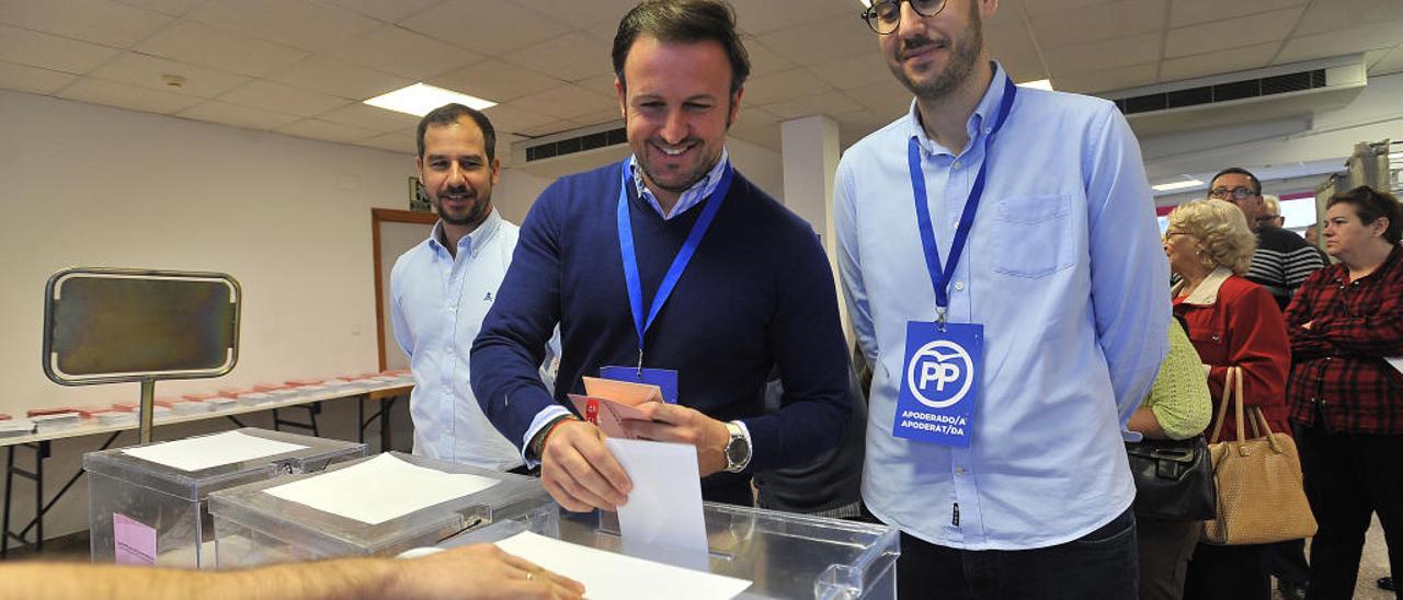El candidato del PP, Pablo Ruz, votando.