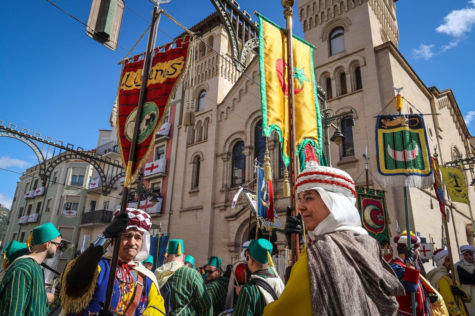 El Sant Jordiet entre claveles en la procesión de la Reliquia