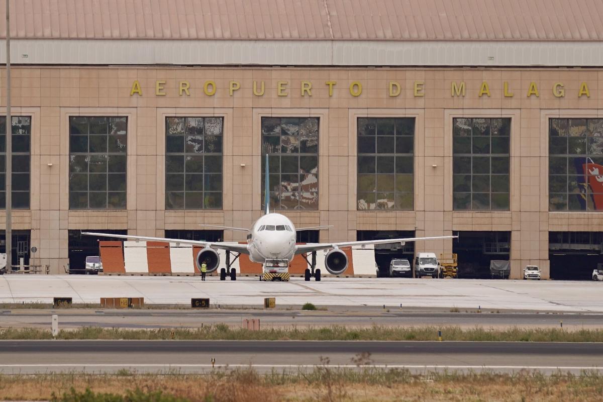 MLG 29-09-2025.- Varios aviones salen del aeropuerto de Málaga