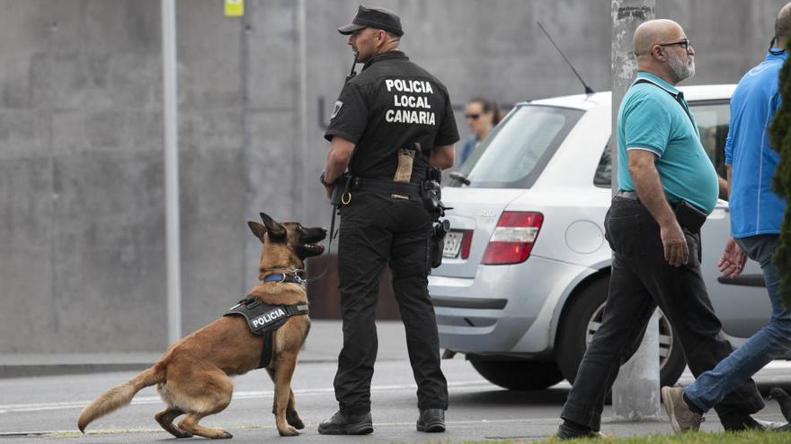 Un policía local de la unidad canina de Santa Cruz de Tenerife.