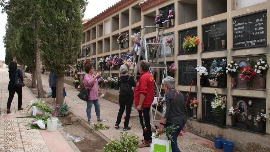 Las visitas a los cementerios de Lorca se espacian
