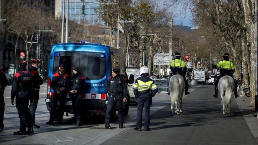 Guardianes con tejanos, hasta cuando los congresistas salgan de copas. Así es la seguridad del Mobile