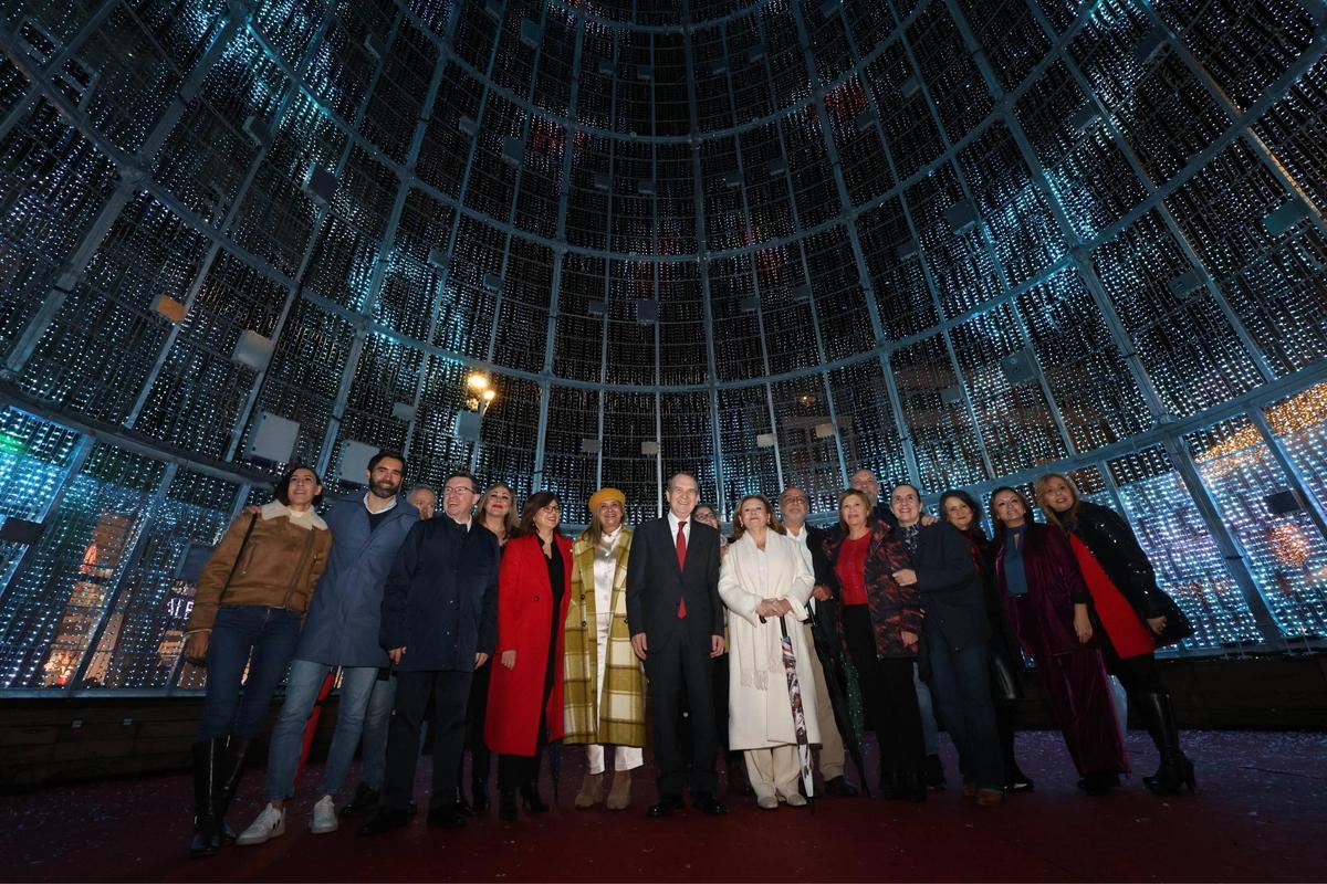 Vigo enciende la Navidad más grande de su historia ante miles de personas