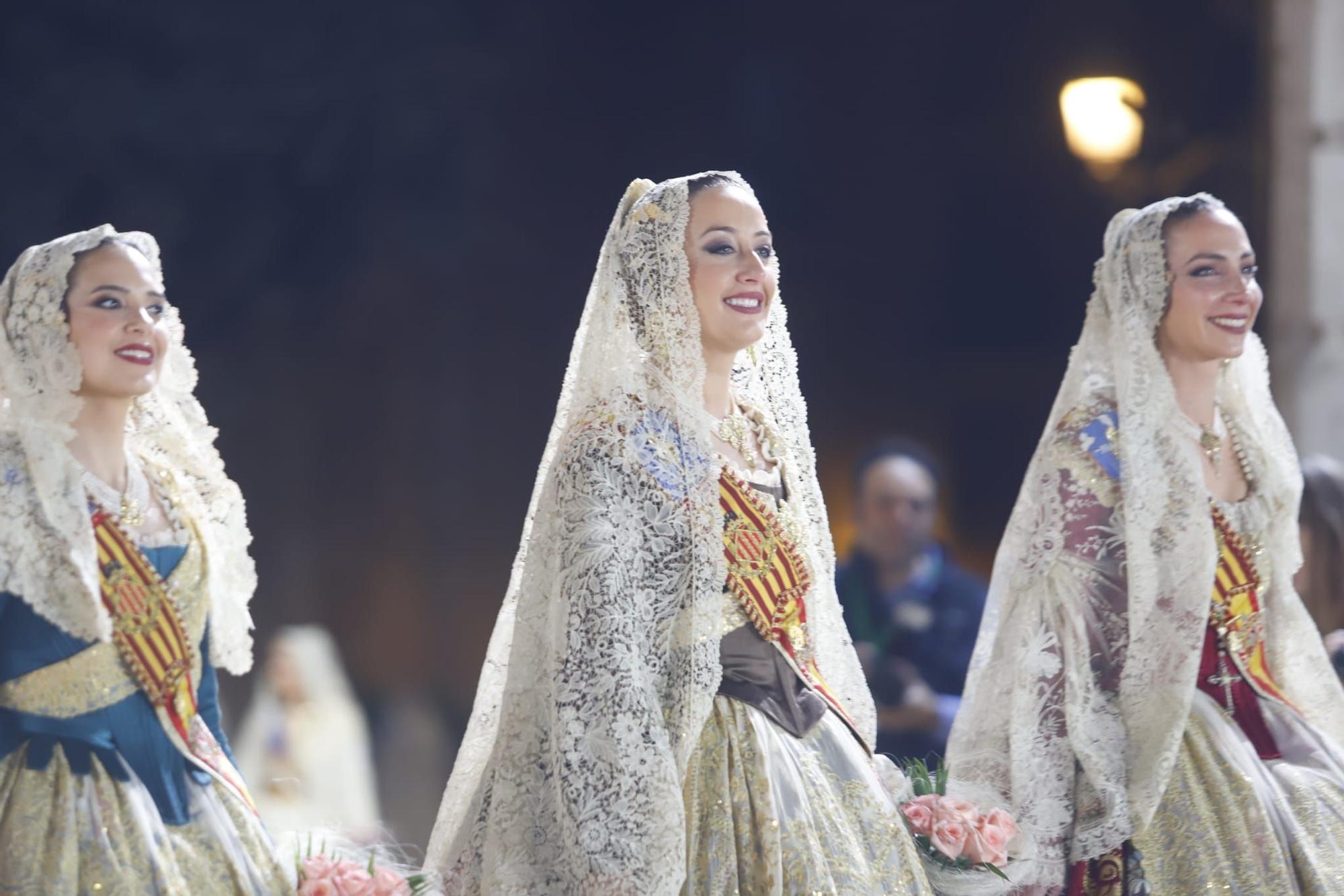 Laura Mengó y su corte coronan la ofrenda a la Virgen