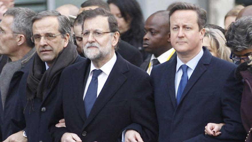 Cameron (derecha), junto a Rajoy en la manifestación contra los atentados de París.