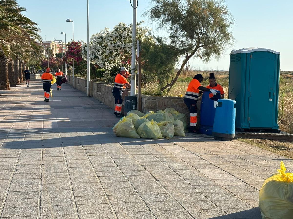Así ha amanecido el paseo marítimo del Port de Sagunt tras San Juan