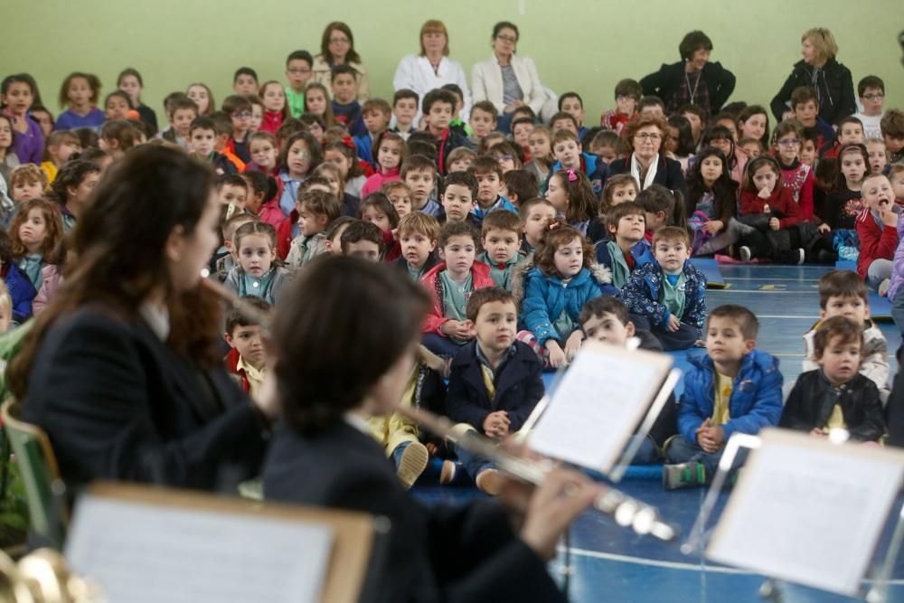 Concierto de la Banda de Música en el colegio Enrique Alonso bajo la dirección de Daniel Santos