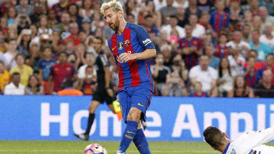 El argentino Leo Messi supera al portero de Sampdoria para anotar el 2-0 en el Camp Nou.