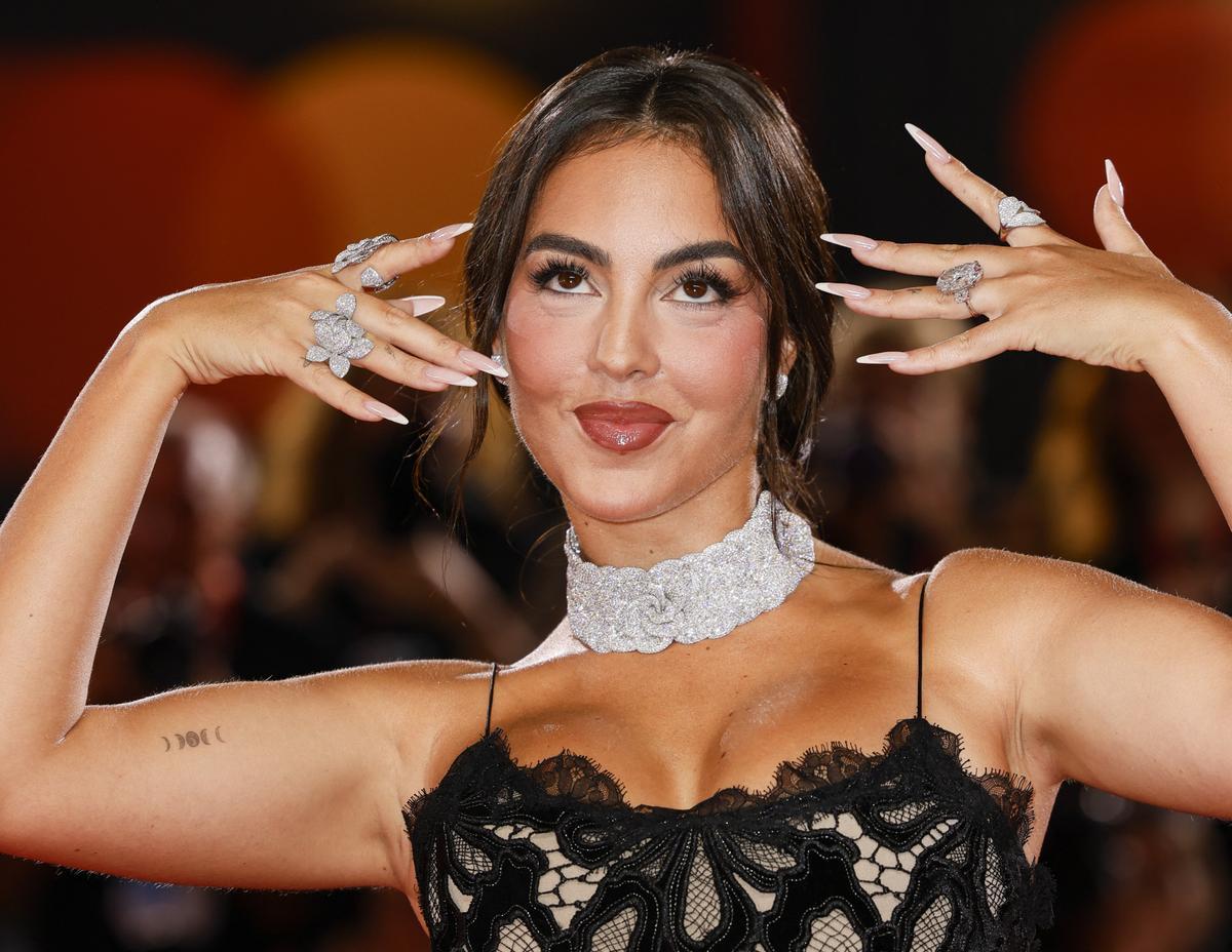 Georgina mostrando el anillo en el Festival de Cine de Venecia