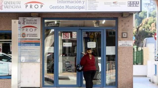 Una mujer accede a la oficina del PROP situada en la calle Beniardà.