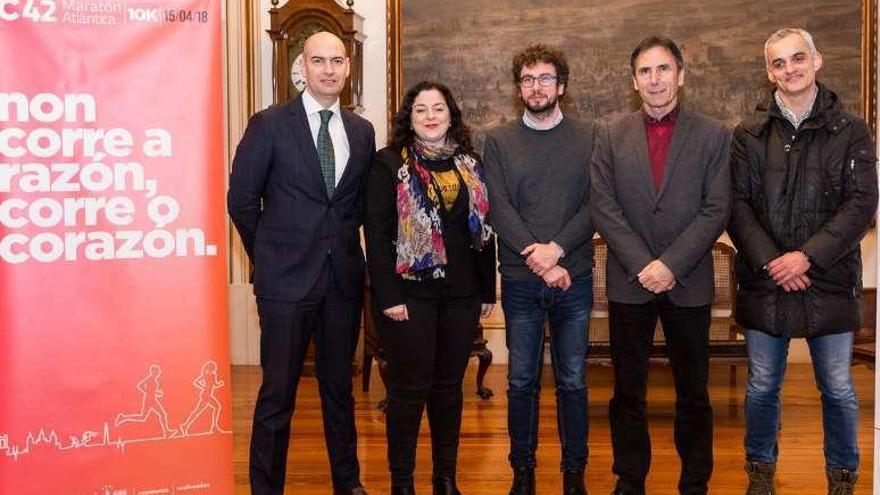 El concejal José Manuel Sande posa con los organizadores de Coruña42.