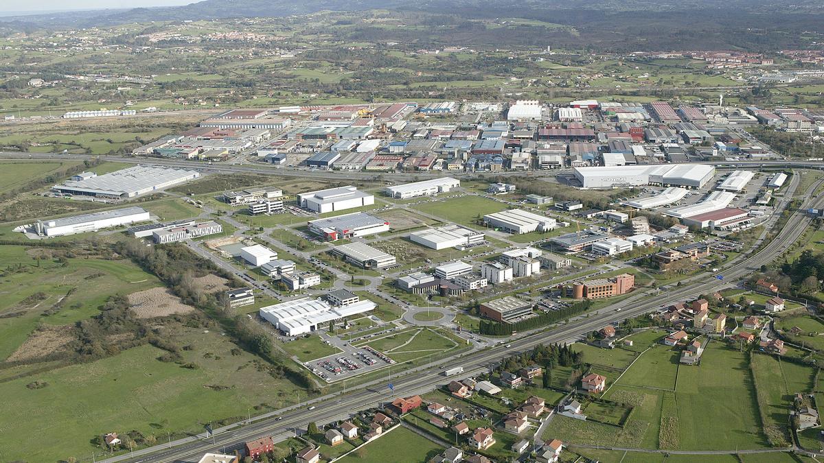Vista de dos de las grandes áreas industriales de Llanera, el ParqueTecnológico, junto a la carretera, y Silvota, detrás, al fondo.