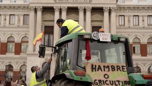Concentración de agricultores con tractores en el centro de Madrid, ante el Ministerio de Agricultura, el pasado 21 de febrero.
