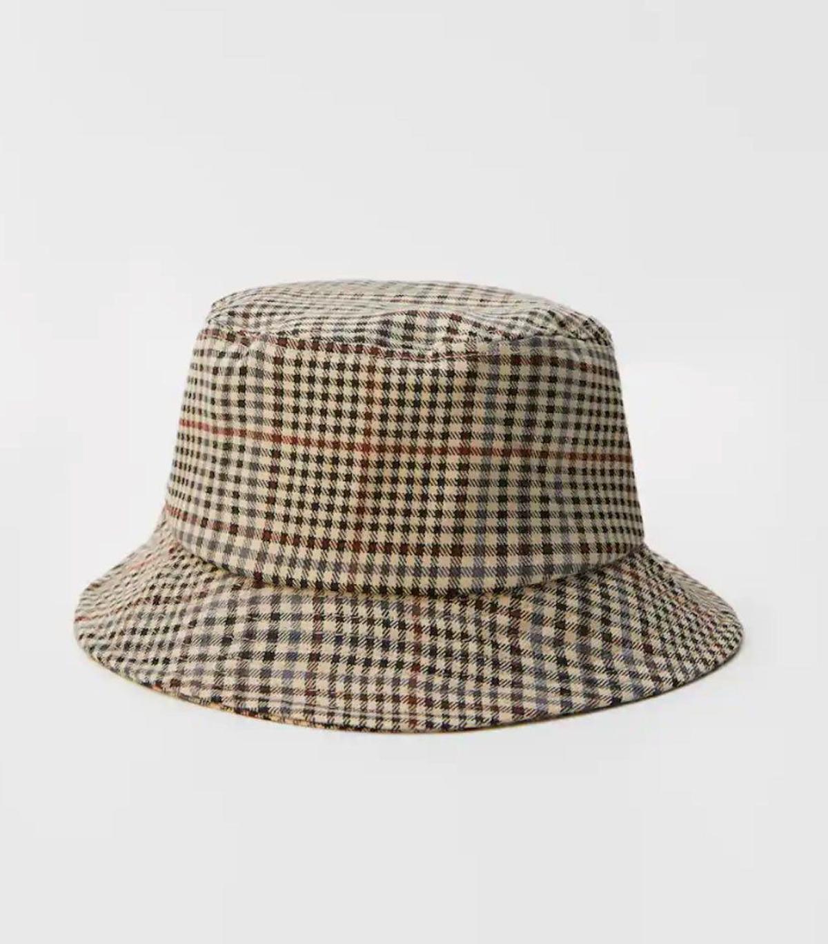 Gorro bucket estampado de cuadros de Pull&amp;Bear (precio: 9,99 euros)