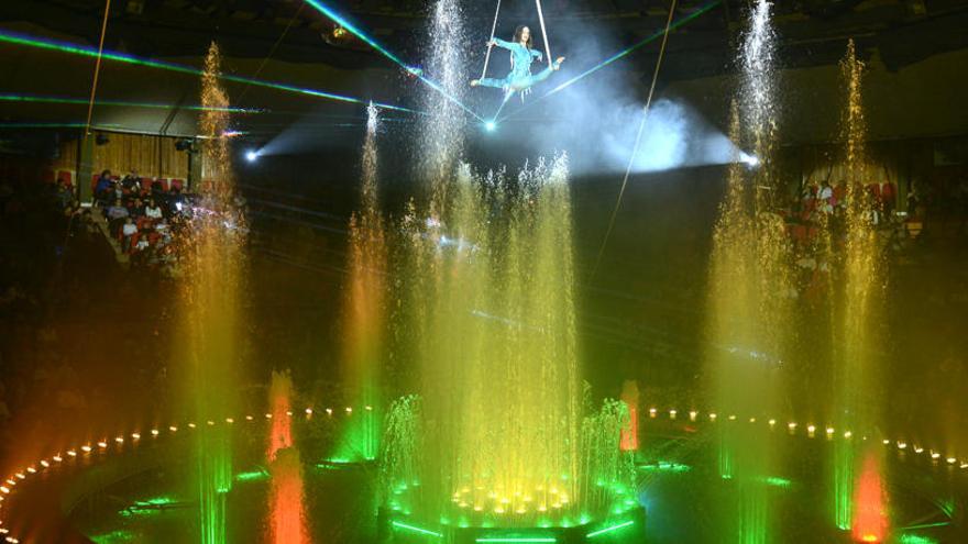 El pavelló de Fontajau es comença a transformar en un circ amb 120.000 litres d&#039;aigua