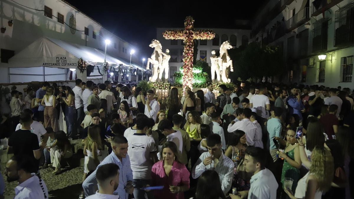 Masiva asistencia de público a la cruz de la plaza Conde de Priego, en Santa Marina.