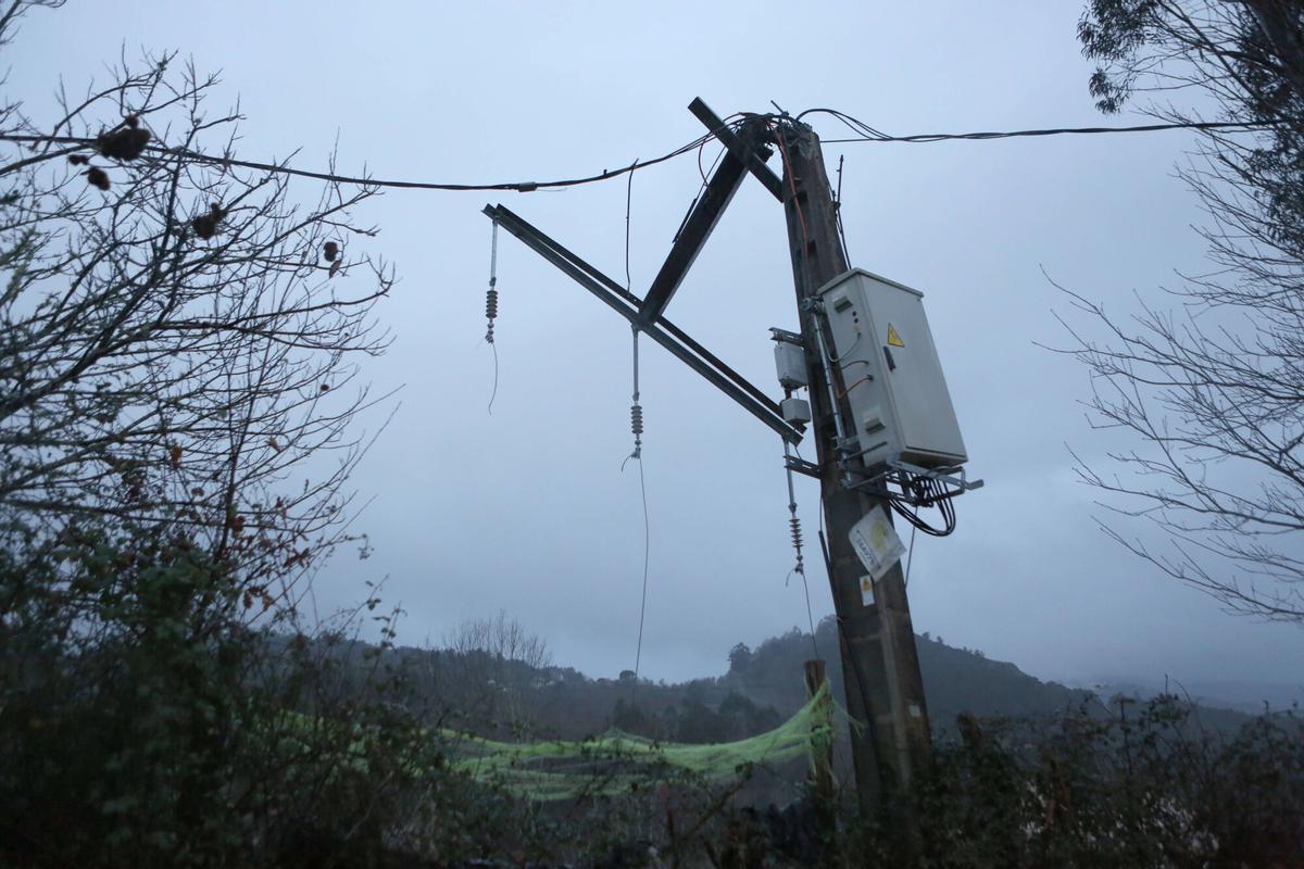 Un desprendimiento desplaza una torreta de media tensión en A Estrada y deja a vecinos sin luz durante horas