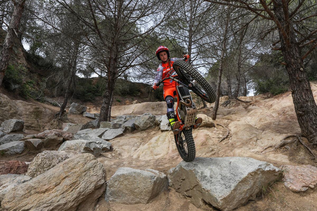 Berta Abellán, con su moto en Sant Fost de Campsentelles.