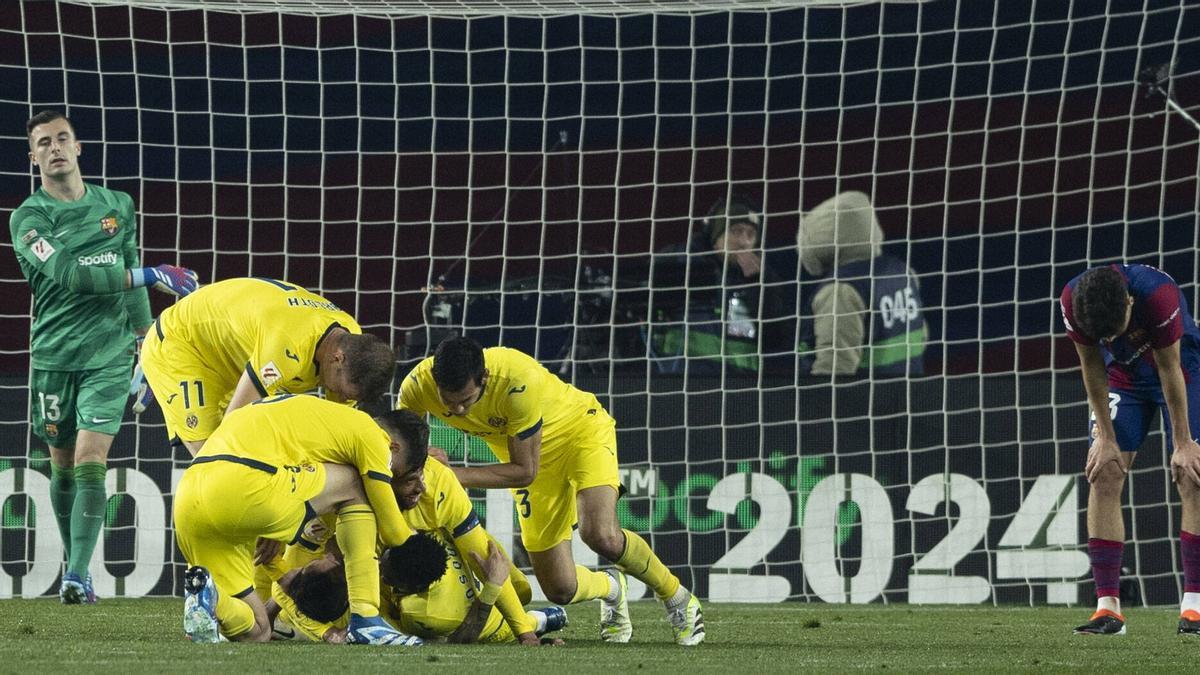 Los jugadores del Villarreal celebran el quinto gol en Montjuïc.