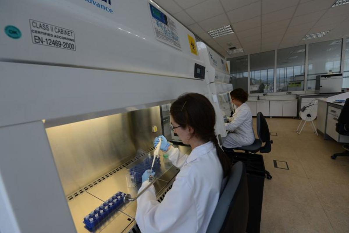 Dos investigadoras, en las instalaciones del CINN de El Entrego. | LNE