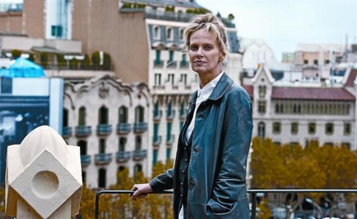 L’escriptora nord-americana Siri Hustvedt a la terrassa d’un cèntric hotel barceloní, dimarts. L’escriptora nord-americana Siri Hustvedt a la terrassa d’un cèntric hotel barceloní, dimarts.