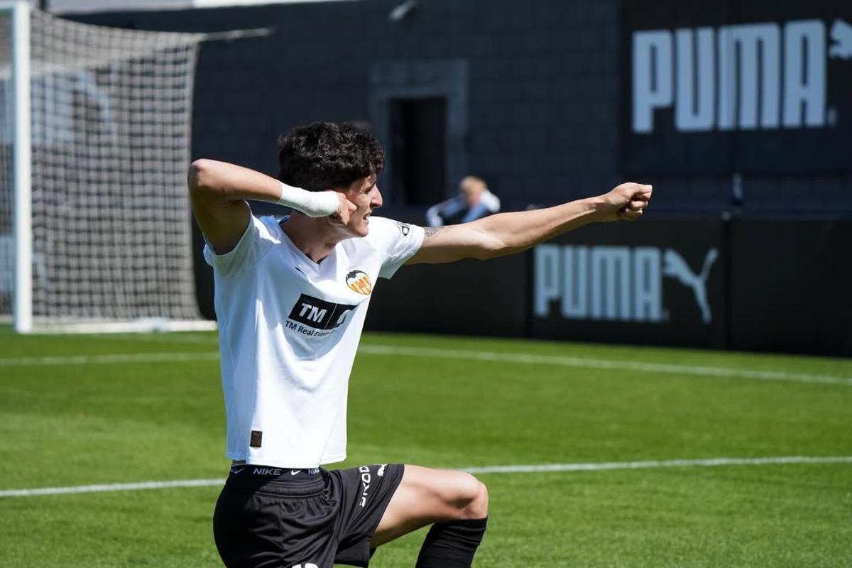 Aimar Blázquez celebra un gol