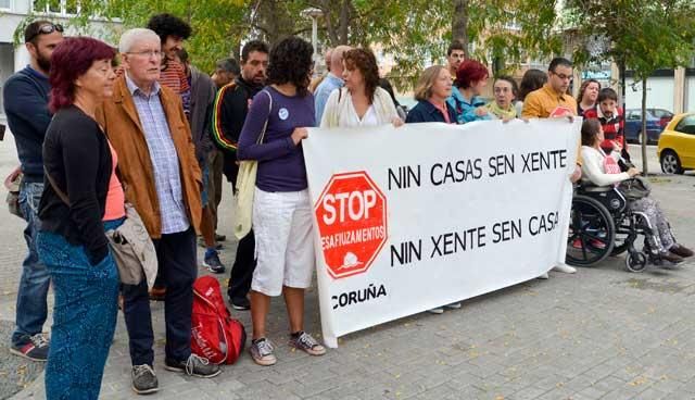 Una treintena de personas protesta junto a supuestas víctimas de violación