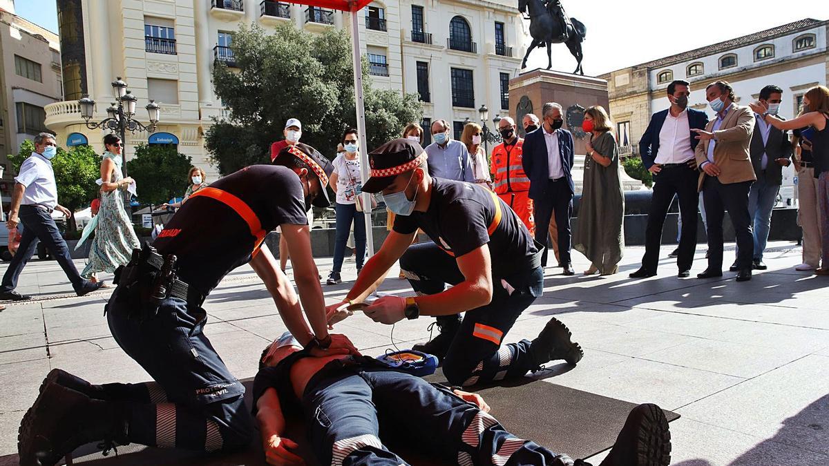 Simulacro | Voluntarios de Protección Civil hicieron un simulacro del uso del desfibrilador de Las Tendillas.