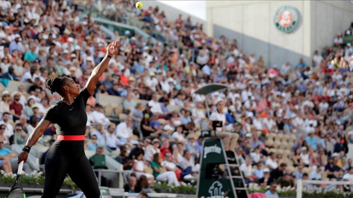 Serena sirviendo en su último encuentro jugado en París