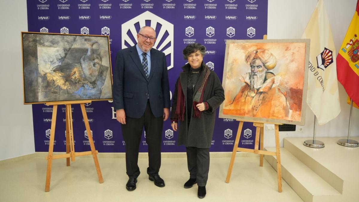 Manuel Torralbo y Julia Hidalgo junto a dos de las obras donadas.
