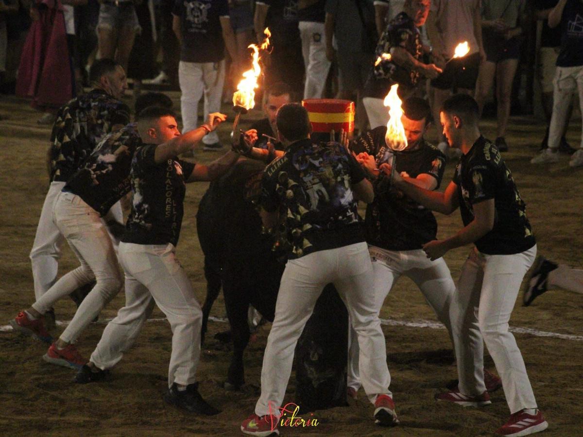 Emboladores de una cuadrilla en la plaza de toros de Orpesa.