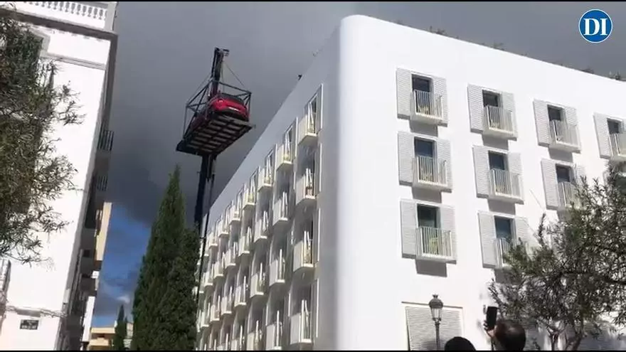 Revuelo en el centro de Ibiza por un coche 'volando'